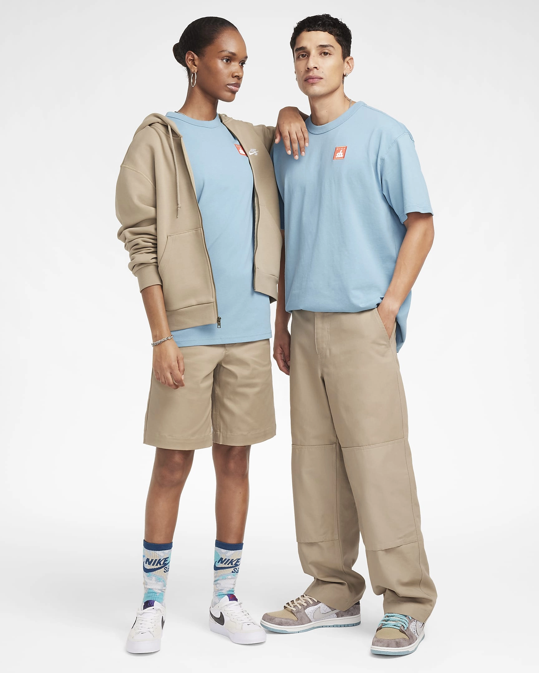 Nike SB Skate T-skjorte: Levende farger, uovertruffen stil, en klassiker for rampen og gaten, klar for handling.
